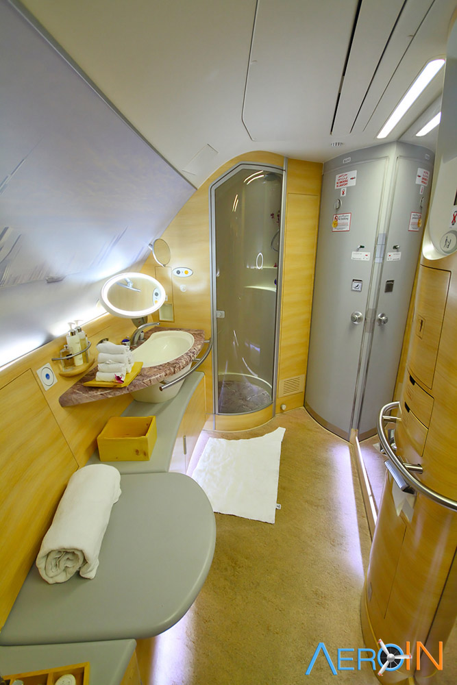 Avião Airbus A380 Emirates Spa Banheiro Chuveiro