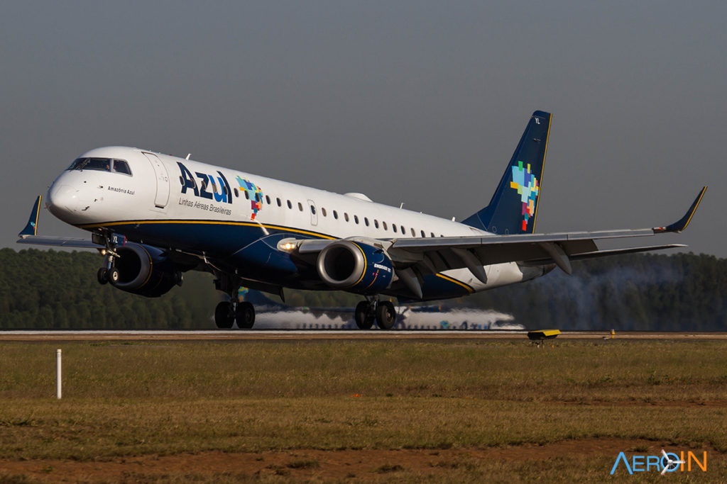Embraer E195 da Azul pousa no seu hub em Viracopos