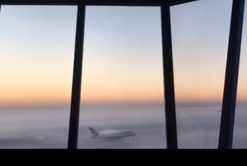 Avião Airbus A380 Pouso Neblina Torre