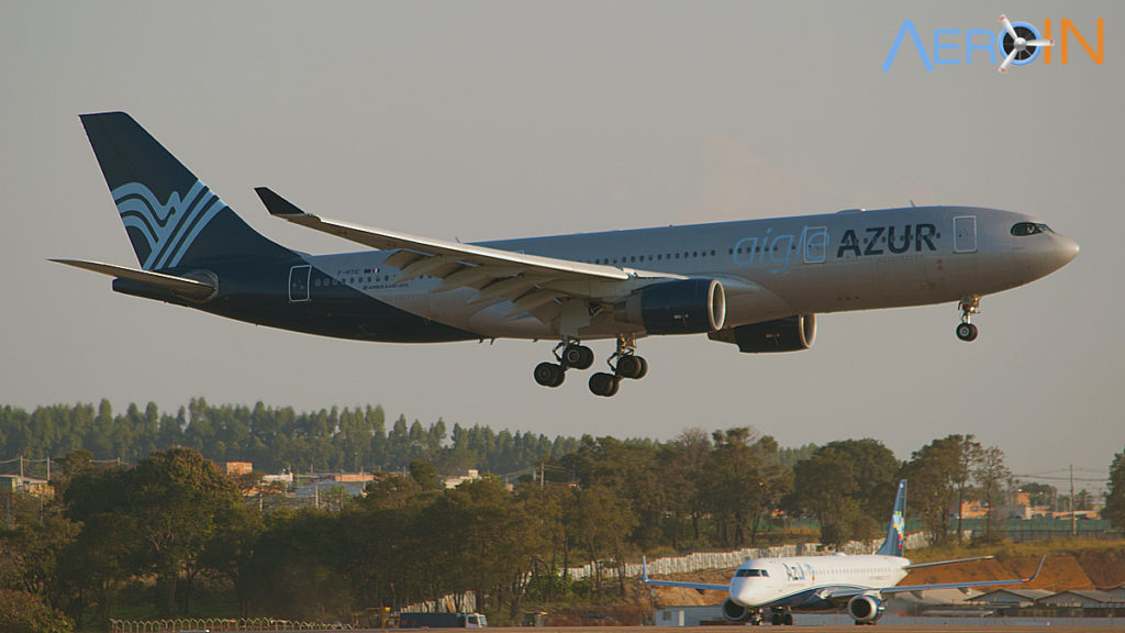Airbus A330 da Aigle Azur pousa em Campinas enquanto um Embraer da Azul aguarda autorização para decolagem