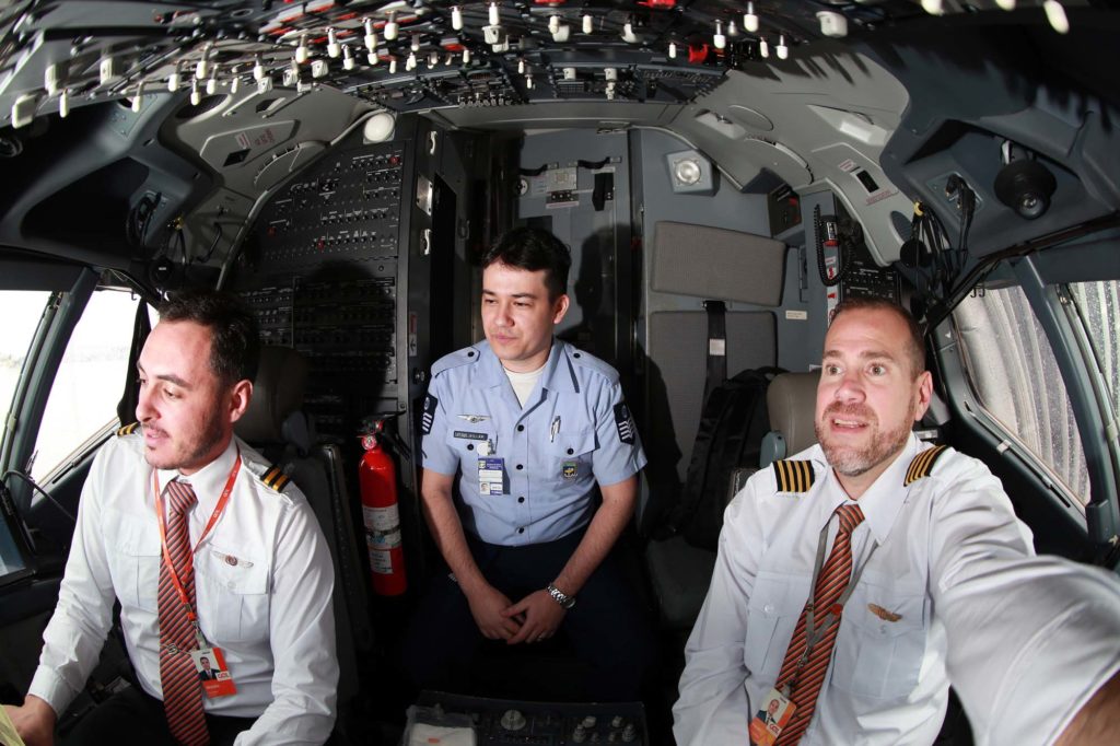 Pilotos da GOL e controlador da FAB no cockpit