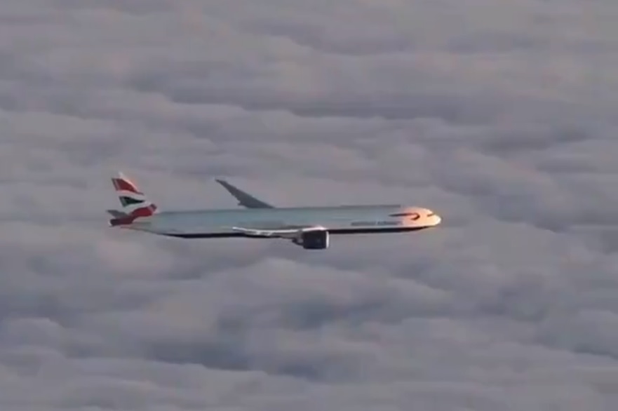 Vídeo Boeing 777 British Airways sobre nuvens
