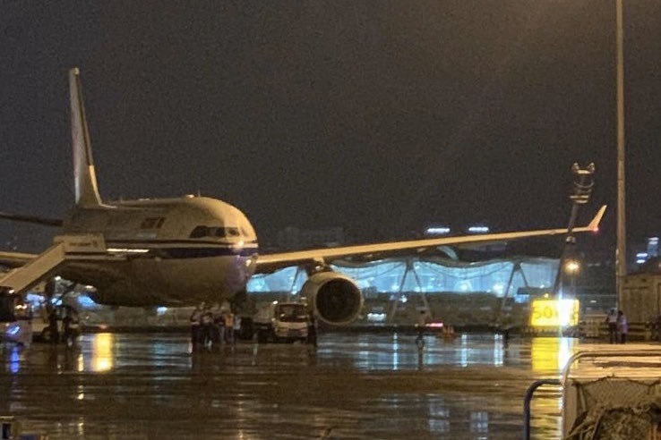 Air China A330 incidente asa atinge poste