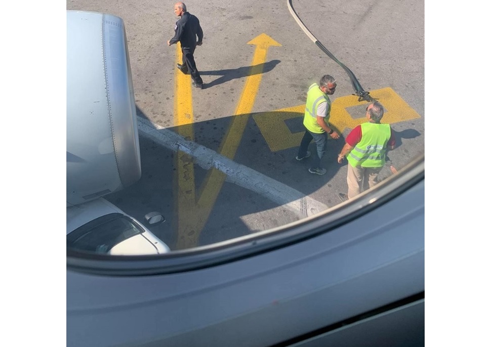 Carro esmagado motor avião aeroporto Creta