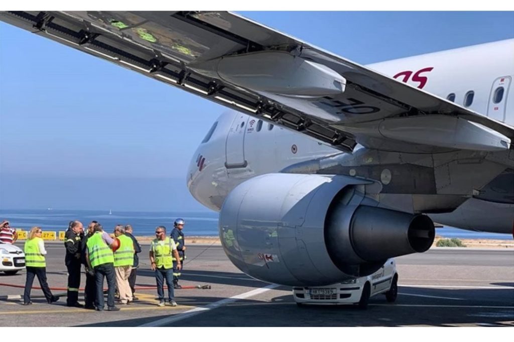 Carro esmagado motor avião aeroporto Creta