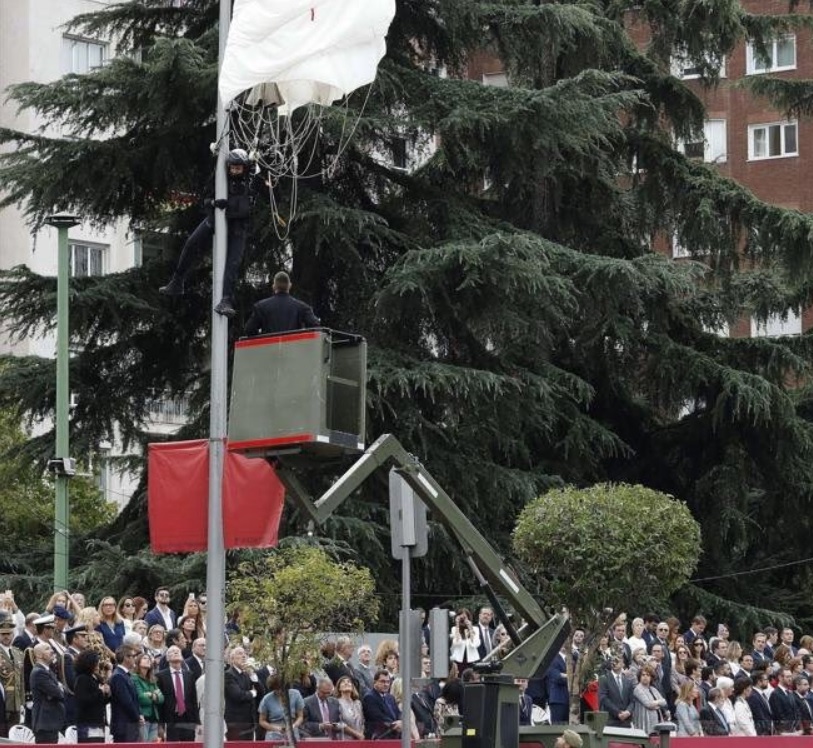 Paraquedista Pozo retirado poste bandeira Espanha