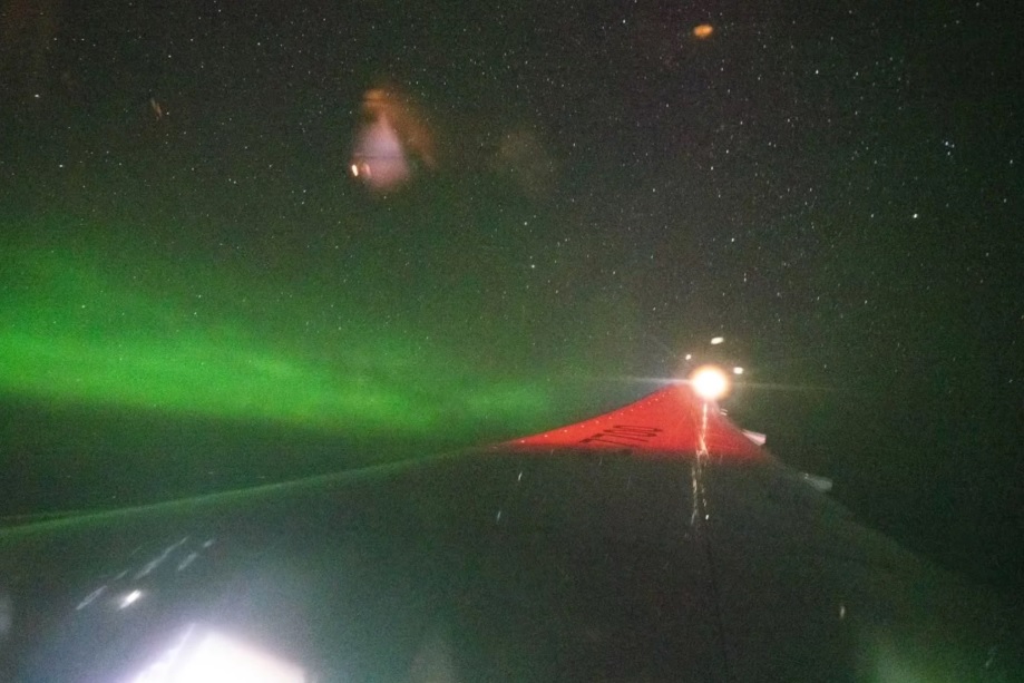 Passageiro fotografa aurora boreal janela avião