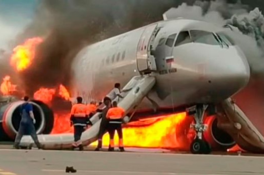 Sukhoi Superjet crash acidente em chamas Moscou