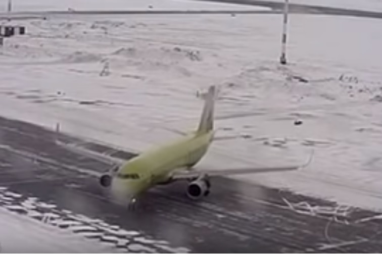 Vídeo A320 S7 Airlines derrapando neve