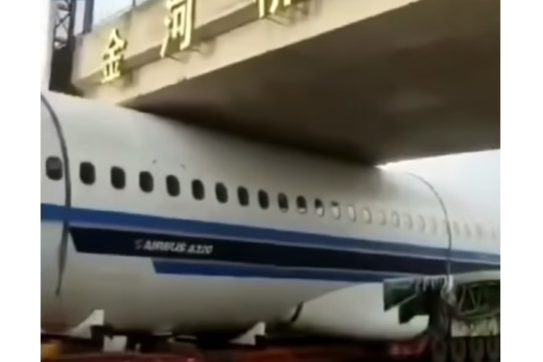 Vídeo A320 enroscado ponte de pedestres China