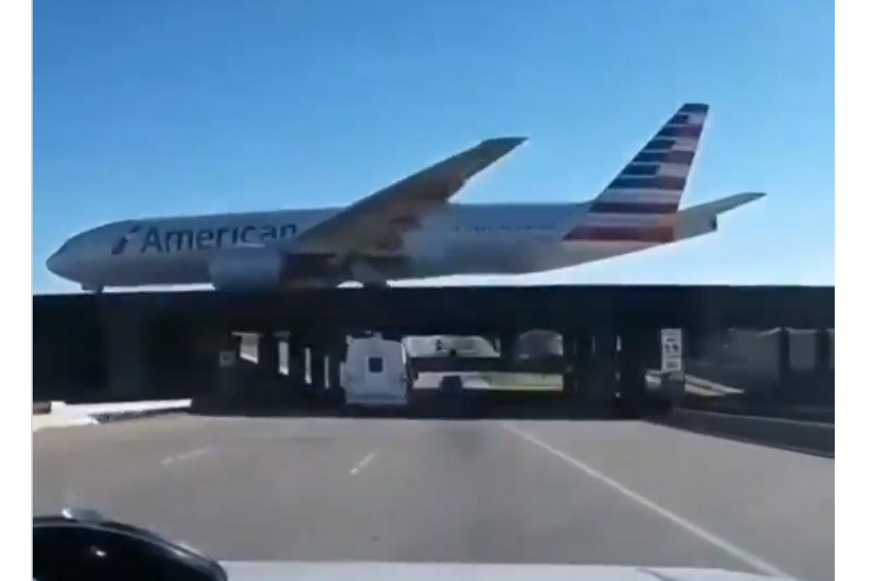 Vídeo American 777 sobre rodovia veículo