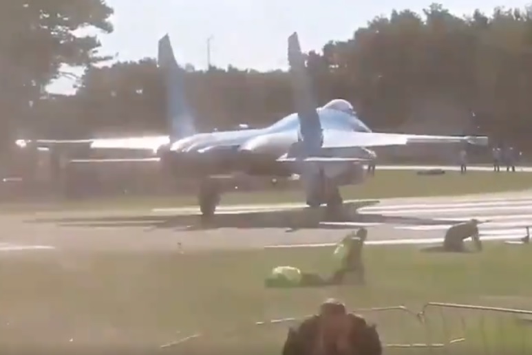 Vídeo Homem Rola jato Su-27 Flanker Bélgica