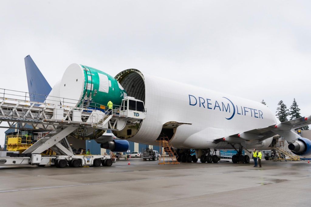Avião Boeing 747-400LCF Dreamlifter Primeira Seção 767