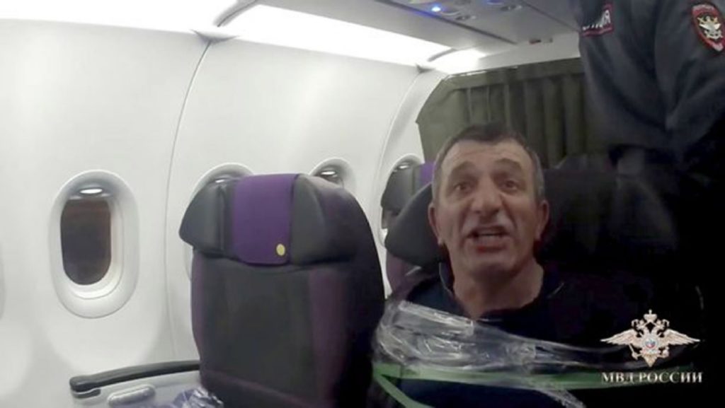 Passageiro russo colado fita adesiva assento avião S7