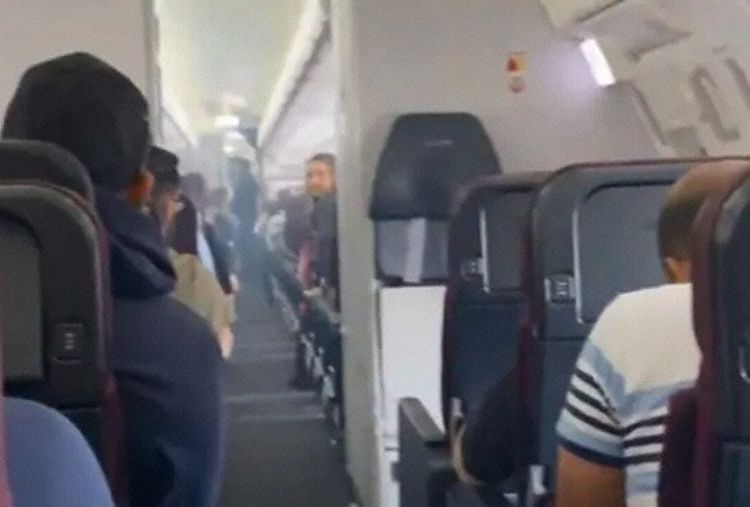 Qantas A330 Evacuado Gate Sydney Passageiros Névoa