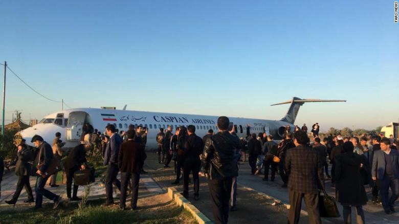 Acidente MD-83 Caspian Airlines Irã Passageiros na rua