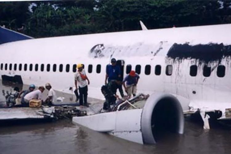 Acidente Pouso Rio 737 Garuda Indonesia Java
