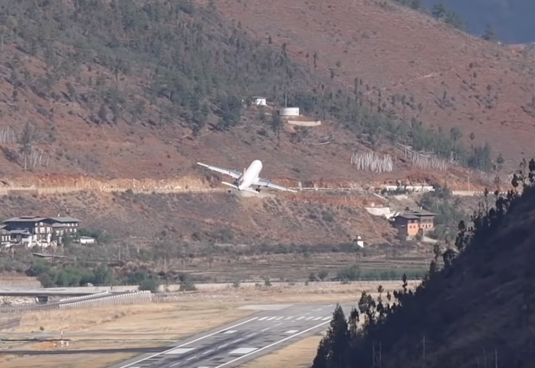 Avião Decolagem Paro Airport Butão