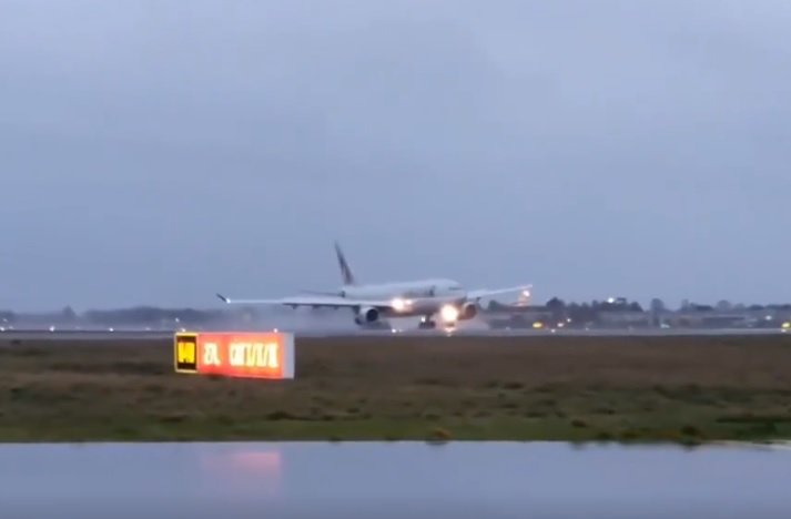 A330 Qatar Cargo Vídeo Vento Través London