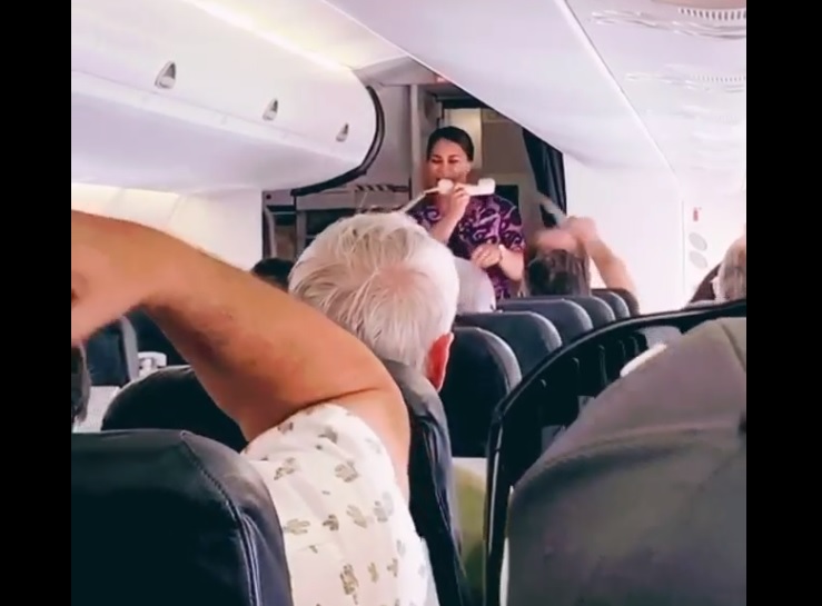 Comissária Canta a Bordo Air New Zealand Vídeo