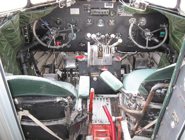Avião Douglas DC-3 Lanchonete Cockpit