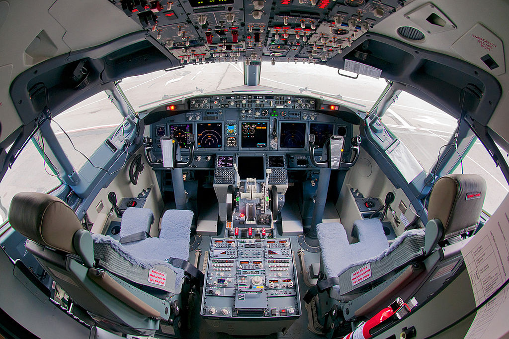 Cockpit avião Boeing 737-800 737NG