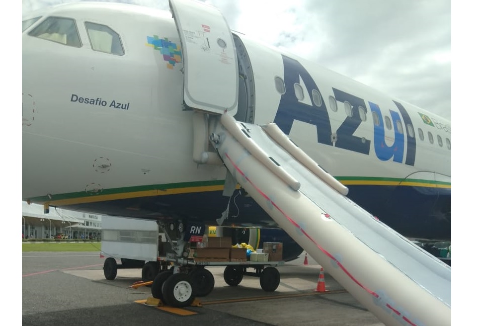 Escorregadeira Emergência acionada A320neo Azul Pará