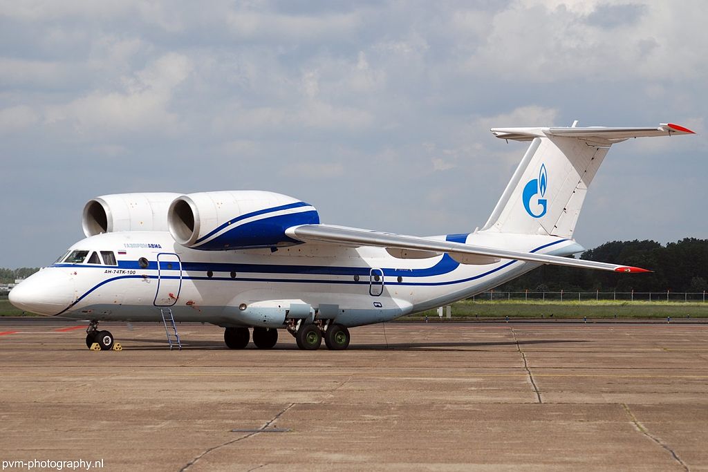 Avião Antonov An-74 Gazpromavia