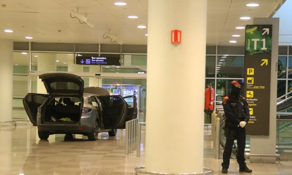 Carro dentro terminal aeroporto Barcelona