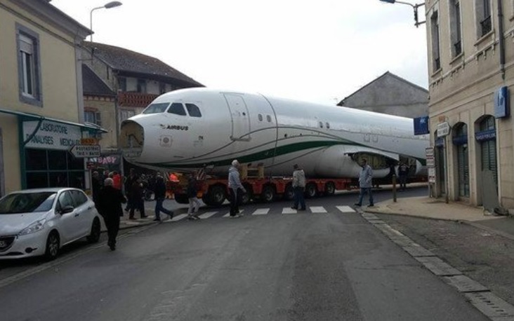 Airbus A320 ruas Tarbes França