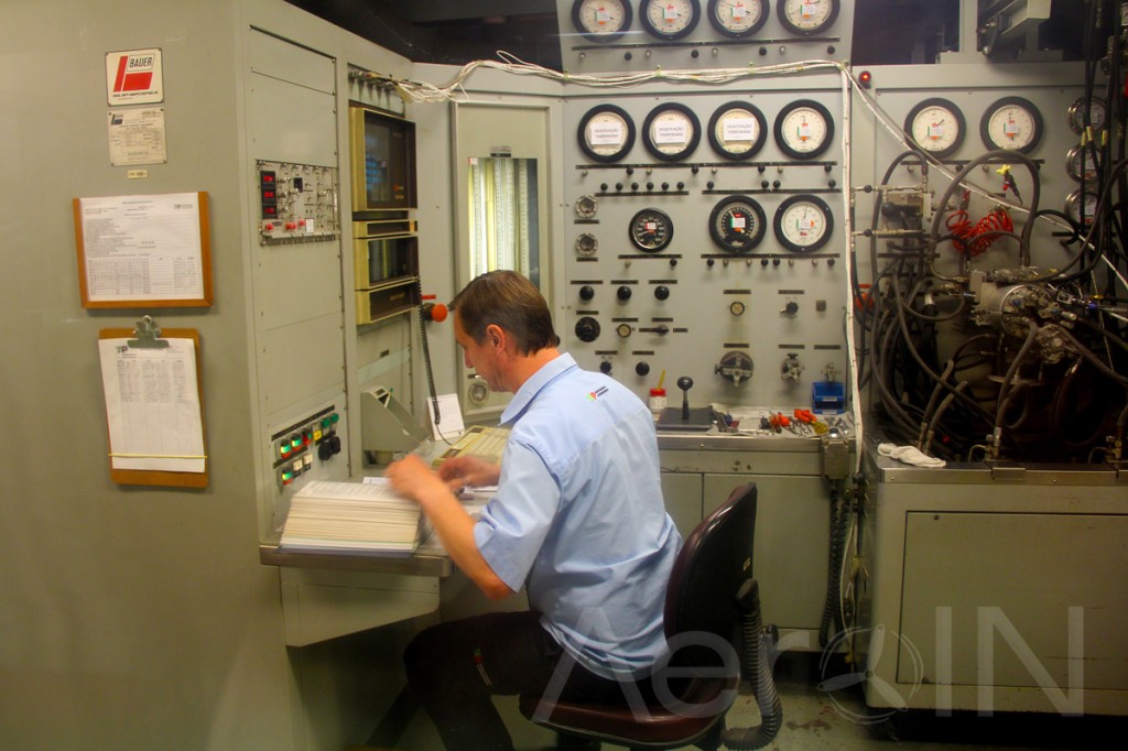 Cada válvula é testada pela experiente equipe, que tem à disposição um moderno maquinário.