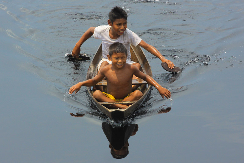 As crianças se divertem com brincadeiras tradicionais. O rio é uma das fontes de diversão, seja nadando, pescando ou navegando em suas jangadas.