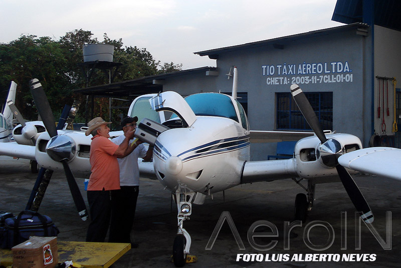 Beech Baron da Tio Taxi Aéreo sendo carregado para o transporte dos turistas às regiões mais remotas do país
