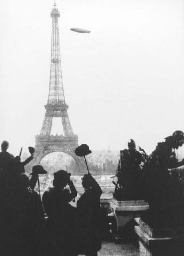 A conquista definitiva da dirigibilidade – parisienses saúdam Santos Dumont no momento em que contorna a torre Eiffel.