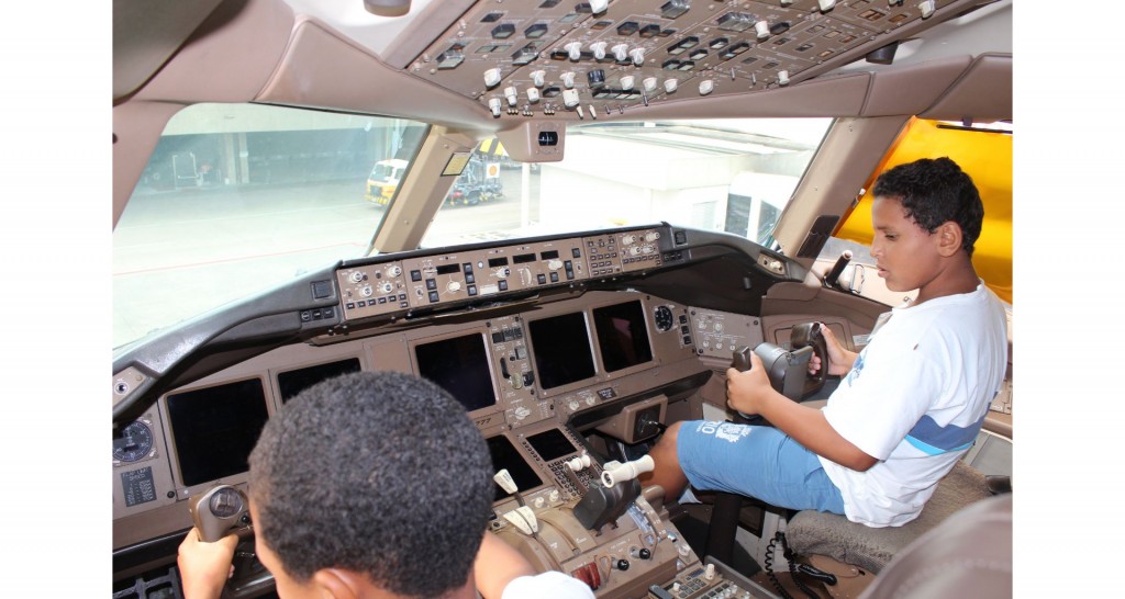 RIOgaleão - Visita de crianças à aeronave pela primeira vez