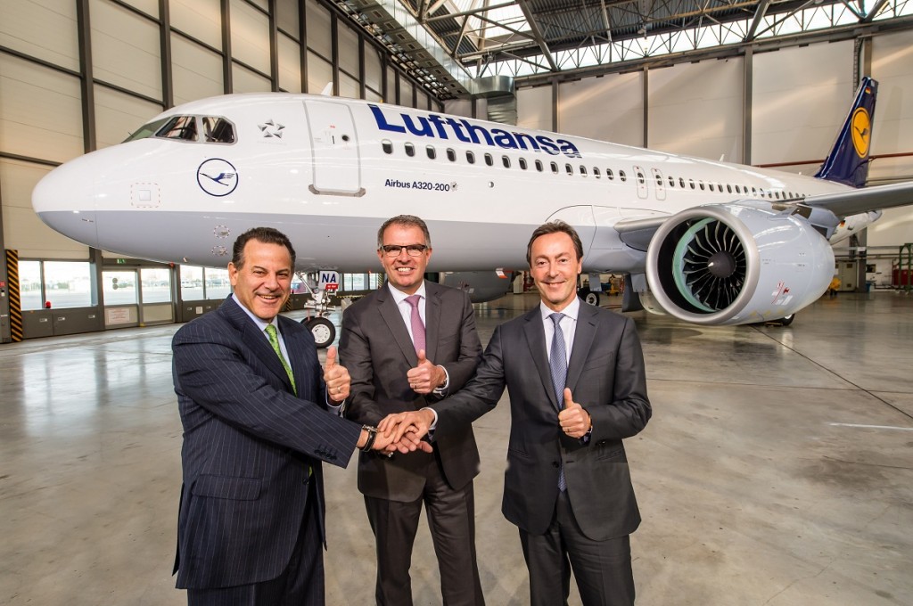 Da esquerda para a direita: Fabrice Brégier, Presidente e CEO da Airbus, Carsten Spohr, Chairman do  Board Executivo e CEO da Deutsche Lufthansa AG e Robert Leduc, Presidente da Pratt & Whitney 