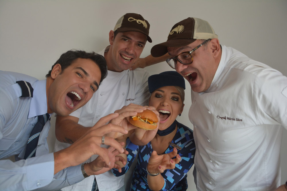 Os chefs do Buzina Food Truck, Jorge Gonzalez (E) e Márcio Silva na coletiva de lançamento da parceria com Azul e LSG (alta)