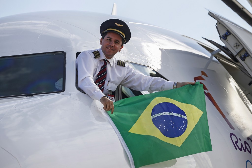 LATAM Airbus A319 PT-TME Comandante Bandeira Tocha Olímpica Rio 2016