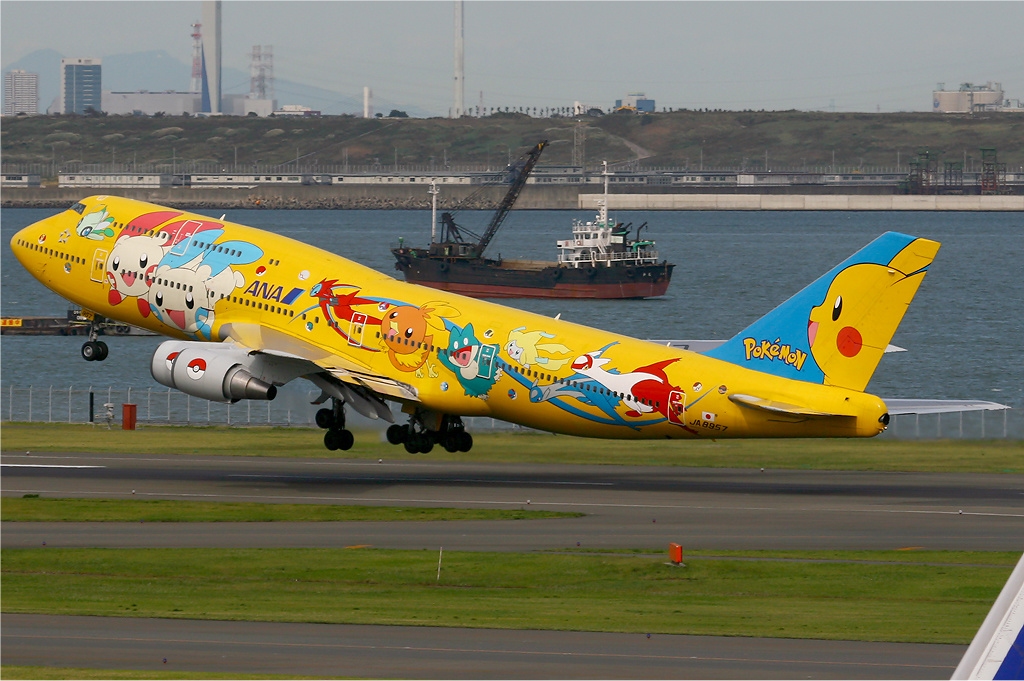 All_Nippon_Airways_Boeing_747-400_yellow_pokemon