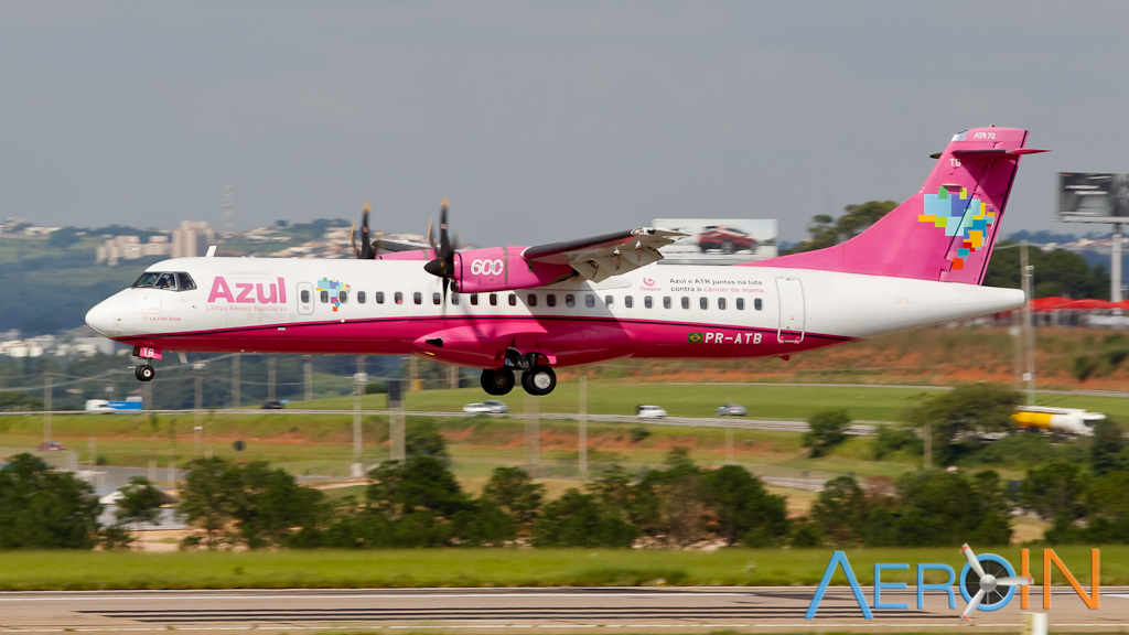 Avião ATR-72 Azul Rosa Câncer de Mama