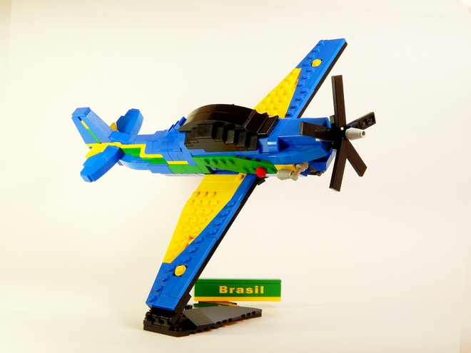 Avião Tucano a Pilha c/ Musica Luz E Movimento + Boneco Lego