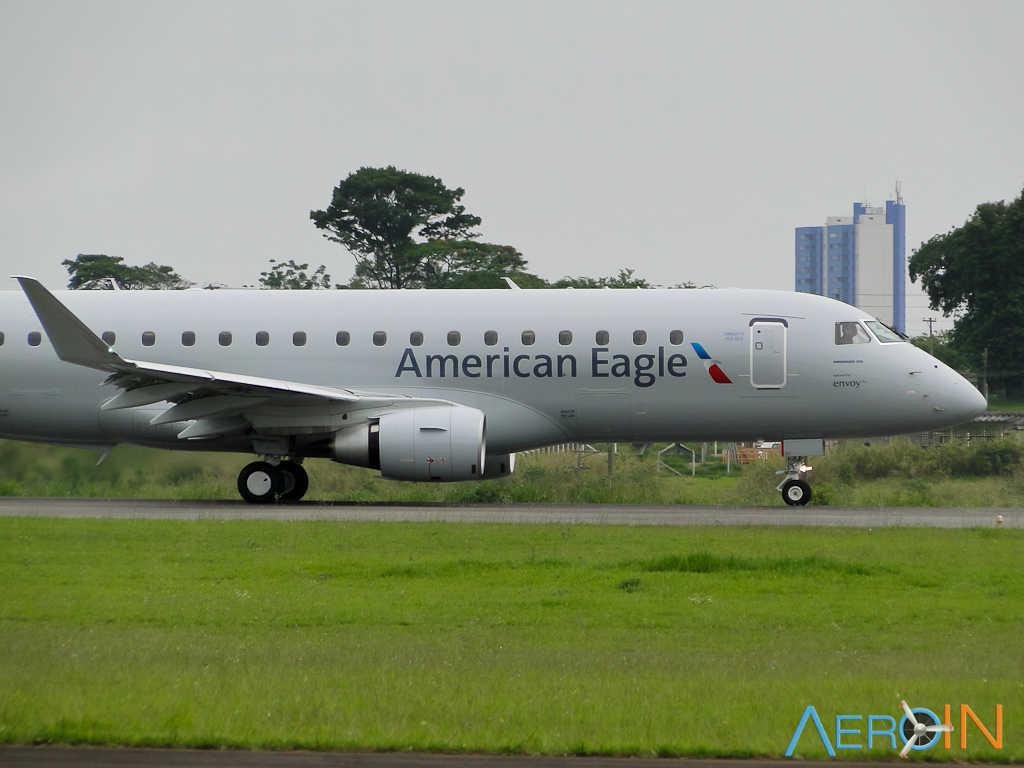 Avião Embraer E175 American Eagle