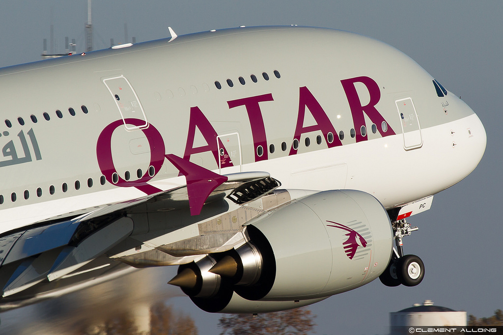 Катар купить авиабилет. Авиакомпания Qatar a380. Авиакомпания Airbus 380 Катар. Самолет Катар Эйрвейз. Самолеты катарских авиалиний.
