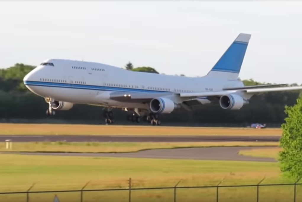 Boeing 747 VIP Kuwait last landing