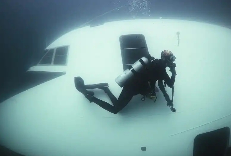 Mergulhador diver Boeing 747 Bahrain
