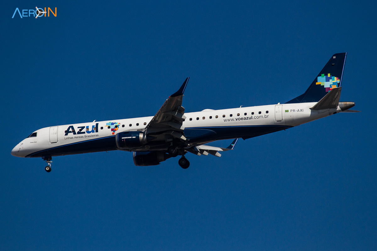 File:Avião da Azul PR-AYK no Aeroporto Internacional de São Paulo-Guarulhos  (GRU Airport). O avião Embraer E-195 com matrícula PR-AYK foi nomeado pela  Azul de Diamante Azul. Sua designação original era - panoramio.jpg 