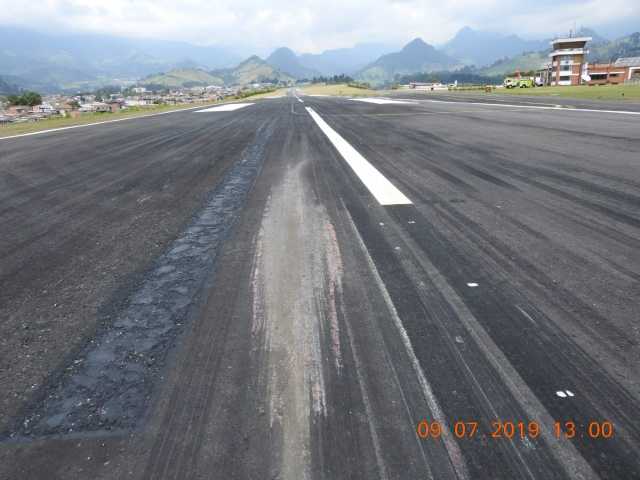 Danos na pista de La Nubia causados pelo ATR da Avianca