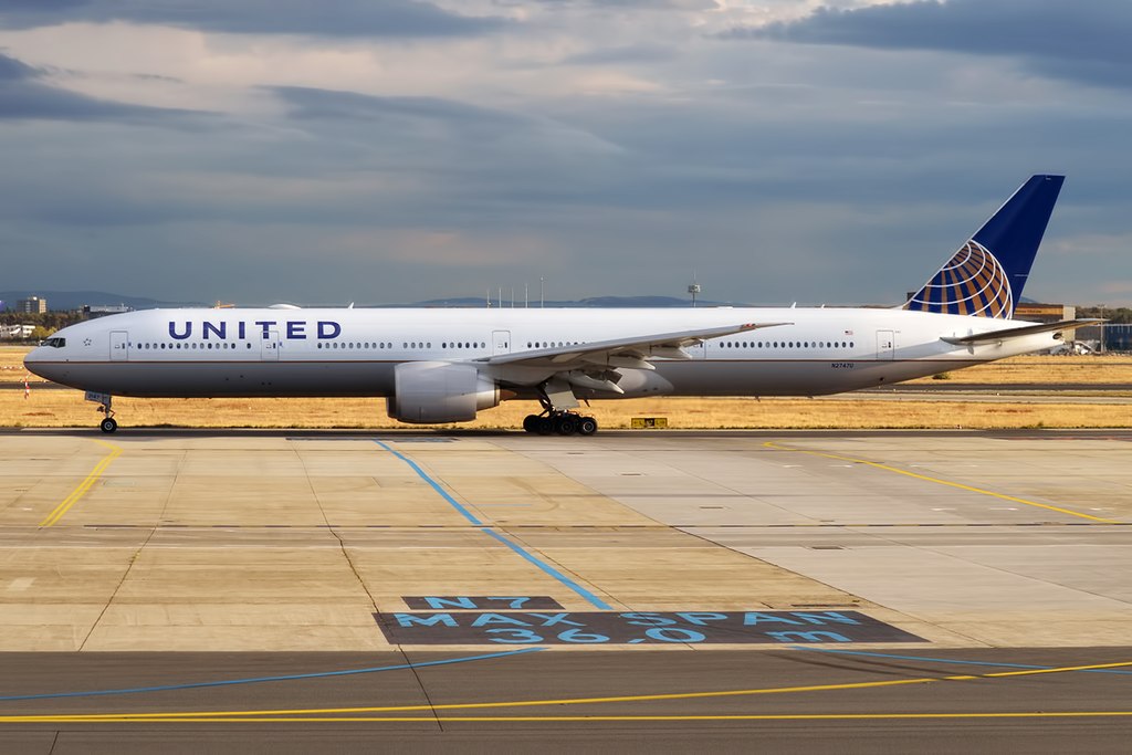 Avião Boeing 777-300 United Airlines