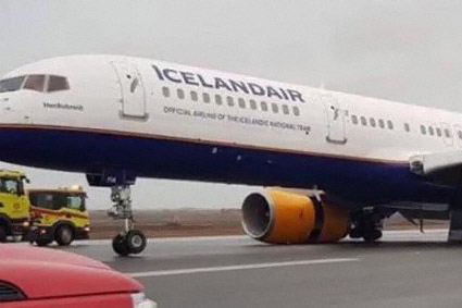 Avião Boeing 757 Icelandair Trem de Pouso Quebrado