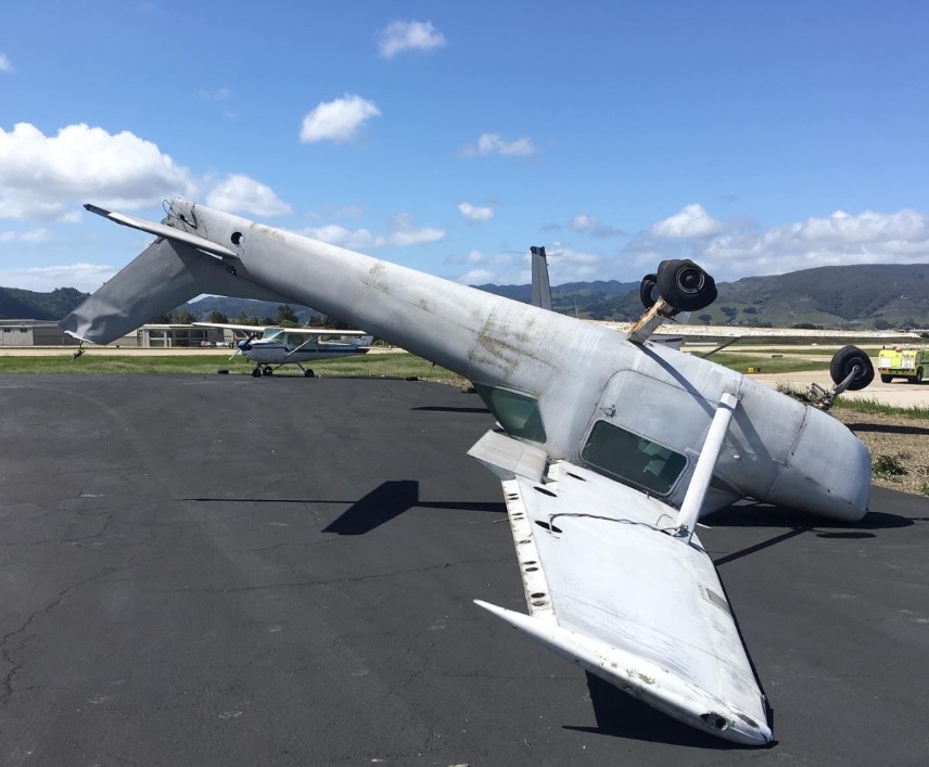 Avião Cessna de ponta cabeça jato de ar motor